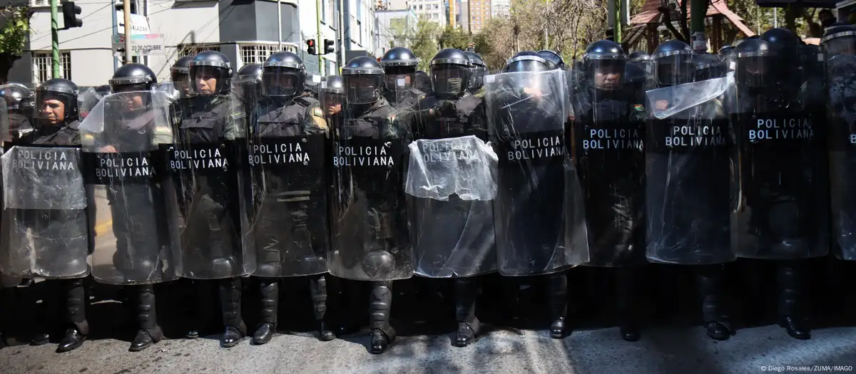 Policía de Bolivia se repliega por amenazas en Cochabamba