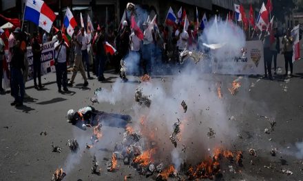 Varios heridos dejan disturbios tras una protesta en Panamá