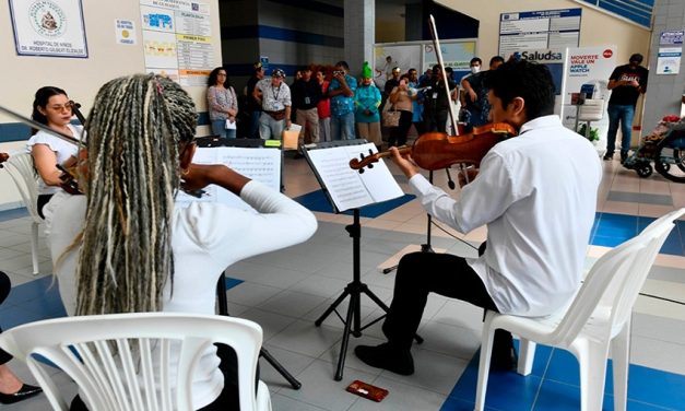 La Filarmónica de Guayaquil regaló música y sonrisas por el Día del Niño en el Hospital Dr. Roberto Gilbert