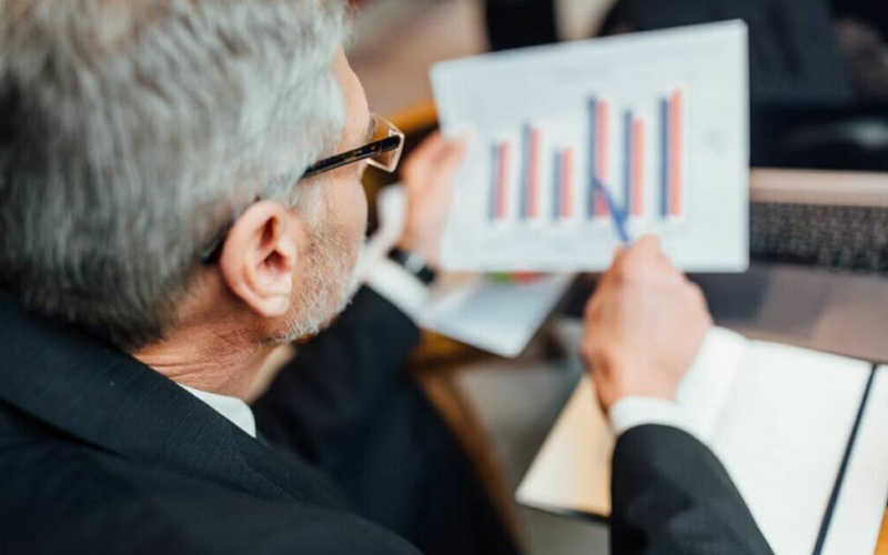 Riesgo País baja a 968 puntos tras anuncio de medidas económicas