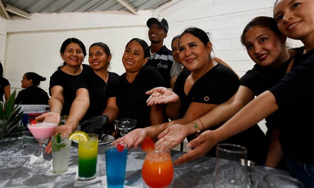 Talleres municipales forman nuevos bartenders en sectores populares de la urbe