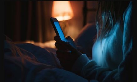 Por qué no debo de dormir con el teléfono móvil debajo de la almohada