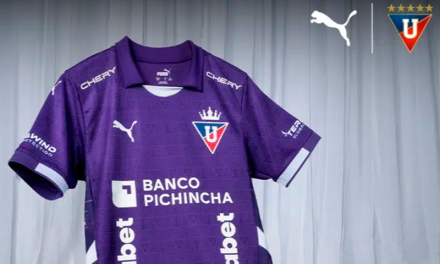LDU presentó su camiseta por el Mes del hincha