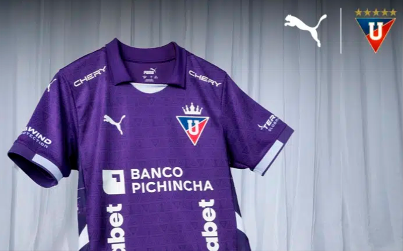 LDU presentó su camiseta por el Mes del hincha