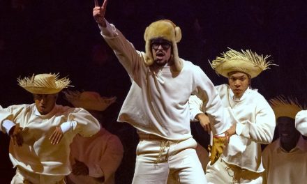 Bad Bunny estrena su nueva canción ‘ALAMBRE PúA’ en medio de su residencia en Puerto Rico