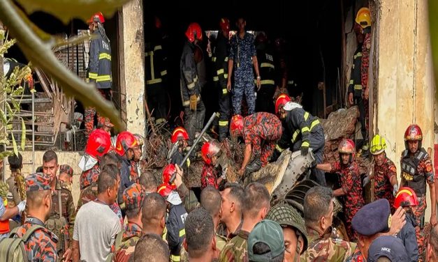 Al menos 16 muertos en accidente de avión en Bangladés